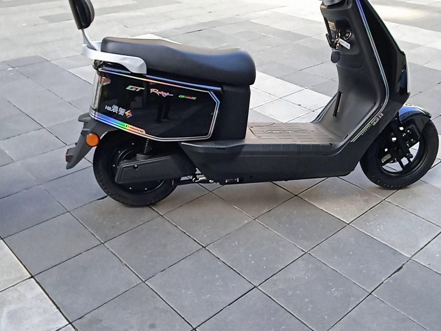 个人闲置，转让全新电动车，有缘分的低价出，成色很新如图，精品车，车况极好，续航五十公里左右，手机一键操作，新国标可上牌，配手机支架，送头盔。 标注的是以旧换新的